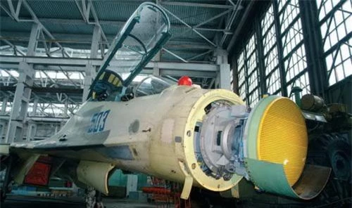 Radar mảng pha quét điện tử thụ động N035 Irbis được thử nghiệm trên chiếc Su-30MK số hiệu 503