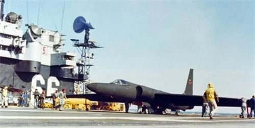 Máy bay trinh sát tầm cao U-2 thử nghiệm cất hạ cánh trên tàu sân bay USS Range