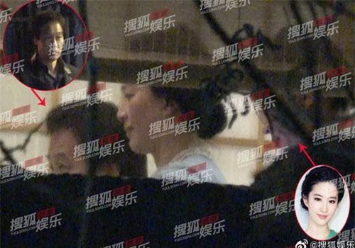 Lưu Diệc Phi lộ ảnh gặp gỡ "cha nuôi" nhưng nhân vật này mới giành spotlight