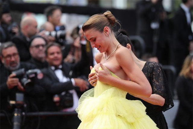 Người mẫu chỉnh váy "phô" trên thảm đỏ