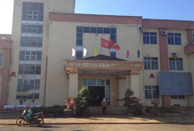 Đắk Nông: Vừa mổ xong, bệnh nhân mang cả ống truyền dịch đi cướp điện thoại