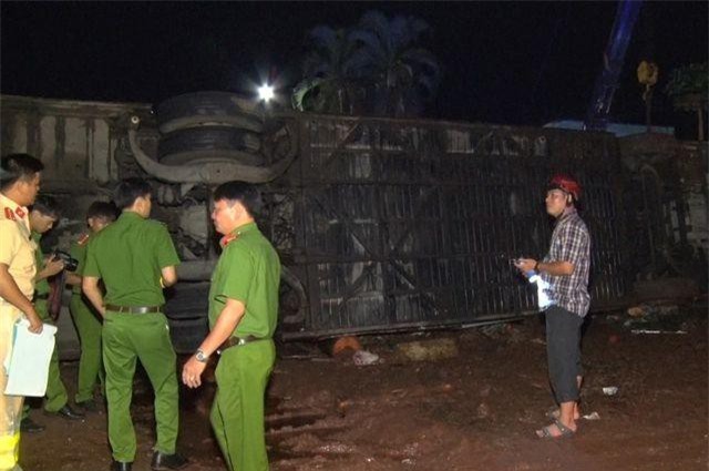 Đồng Nai: Lật xe khách, 2 mẹ con tử vong, 17 người bị thương