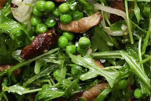 Salad nấm thanh đạm với nước sốt mật ong lạ miệng.