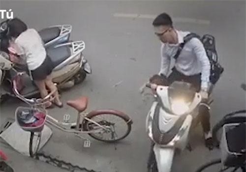 CLIP: Thót tim bé gái kéo tay ga khiến xe đâm thẳng vào tiệm tạp hóa