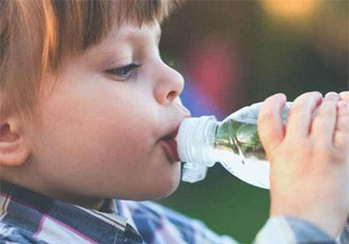 Lưu ý tránh cho con khỏi mất nước ngày Hè