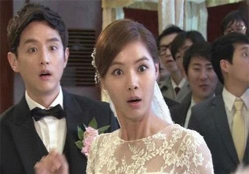 Cả hội trường bừng tỉnh vì tiếng hét: "Chồng, sao anh lại ở đây?" khi cô dâu, chú rể tiến vào lễ đường