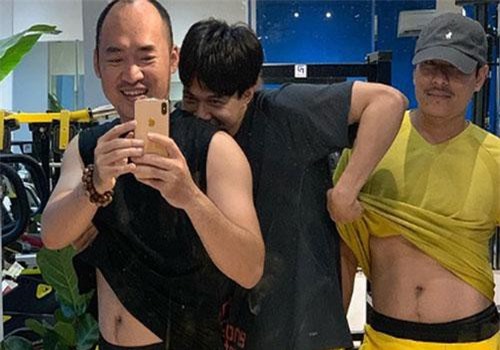 Anh Tú "lầy lội" vén áo để lộ "bụng bia" của Tiến Luật và Kiều Minh Tuấn khiến fan cười ngất