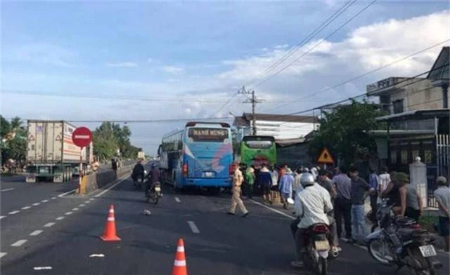 Tai nạn liên hoàn trên quốc lộ 1, xe khách lao vào nhà dân - 1