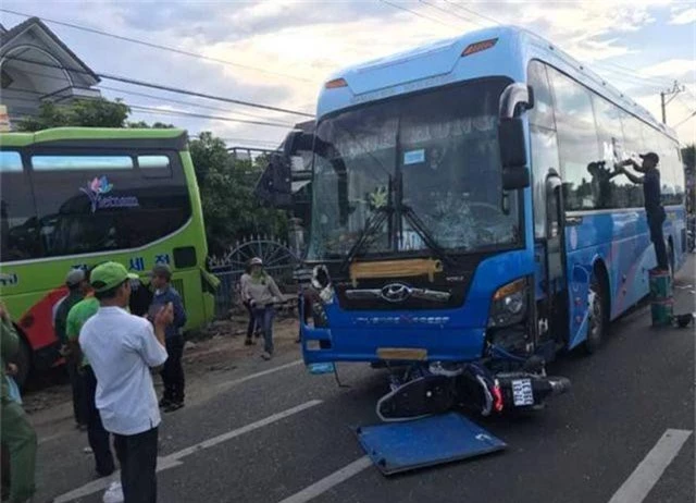 Tai nạn liên hoàn trên quốc lộ 1, xe khách lao vào nhà dân - 2