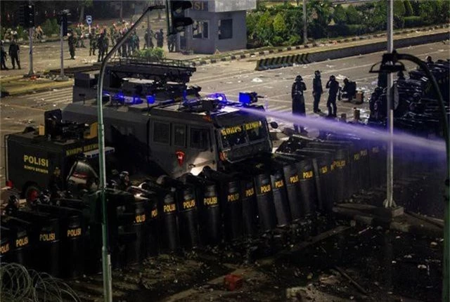 Indonesia triển khai 60.000 nhân viên an ninh đối phó bạo động - 1