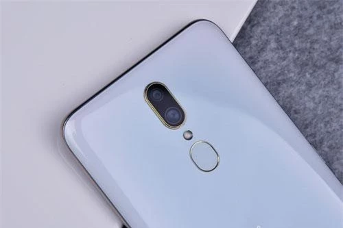 Oppo A9 sở hữu 2 camera sau. Trong đó, cảm biến chính 16 MP cho khả năng lấy nét theo pha. Cảm biến phụ 2 MP, f/2.4 giúp chụp ảnh xóa phông. Bộ đôi này được trang bị đèn flash LED kép, quay video Full HD. 