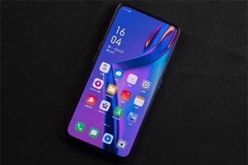 K3 sử dụng màn hình AMOLED kích thước 6,5 inch, độ phân giải Full HD Plus (2.340x1.080 pixel), mật độ điểm ảnh 396 ppi. Màn hình này được chia theo tỷ lệ 19,5:9, chiếm 91,1% diện tích mặt trước. 