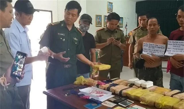 Bắt 3 đối tượng người Lào vận chuyển 100 nghìn viên ma túy - 2