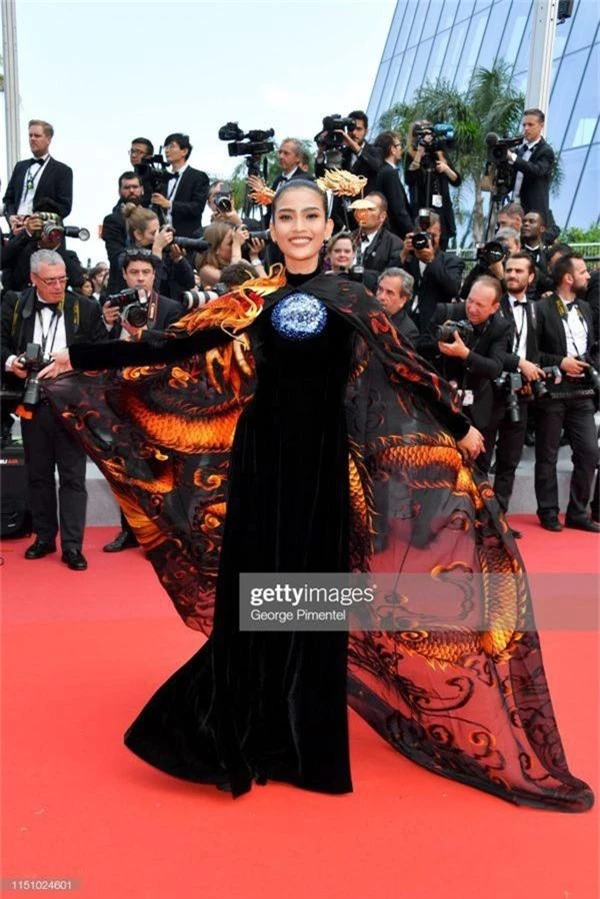Thảm đỏ Cannes ngày 9: Sau Ngọc Trinh, đến lượt Trương Thị May khiến truyền thông quốc tế náo loạn - Ảnh 3.