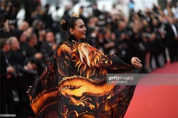 Thảm đỏ Cannes ngày 9: Sau Ngọc Trinh, đến lượt Trương Thị May khiến truyền thông quốc tế náo loạn - Ảnh 4.