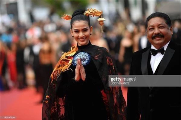 Thảm đỏ Cannes ngày 9: Sau Ngọc Trinh, đến lượt Trương Thị May khiến truyền thông quốc tế náo loạn - Ảnh 6.