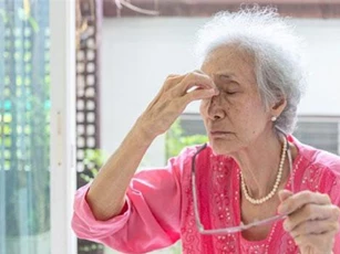 Người thân “bỗng dưng chóng mặt”, người nhà nên làm gì?