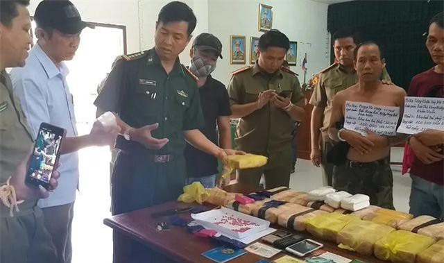 Quảng Trị: Bắt 3 đối tượng người Lào vận chuyển 100 nghìn viên ma túy