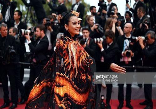 Sau Ngọc Trinh, đến lượt Trương Thị May xuất hiện trên thảm đỏ Cannes khiến truyền thông quốc tế náo loạn