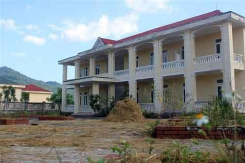 Hà Tĩnh: Xót xa trường học hơn 16 tỷ đồng chỉ làm nơi... phơi rơm, nuôi gà!