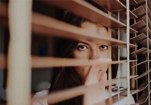 Đến nhà sếp ký hồ sơ, em chết lặng khi nghe tiếng nói của một người quen vọng ra từ phòng ngủ