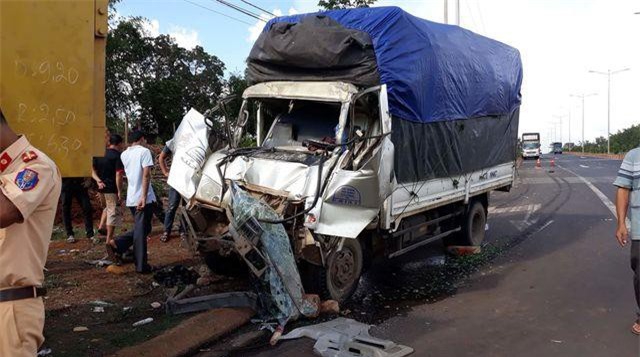 Đắk Lắk: Tài xế xe tải la hét báo mất phanh, lao thẳng vào xe ben đang "vướng" đèn đỏ