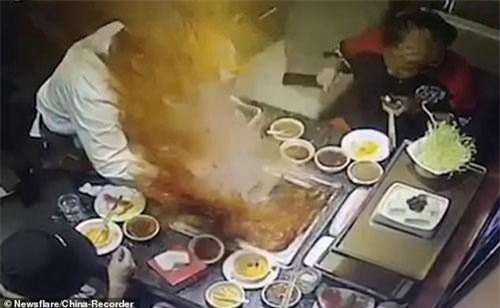 CLIP: Khoảnh khắc kinh hoàng khi bật lửa rơi vào nồi lẩu, nước sôi bắn tung tóe vào mặt nữ nhân viên