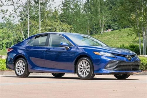 5. Toyota Camry (doanh số: 164.158 chiếc).