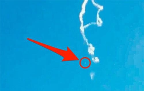 Khoảnh khắc tên lửa Trung Quốc gặp sự cố, vỡ vụn trên không trung