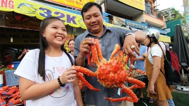 Cua huỳnh đế, tôm hùm giá “bạc triệu” bán khắp các vỉa hè Sài Gòn