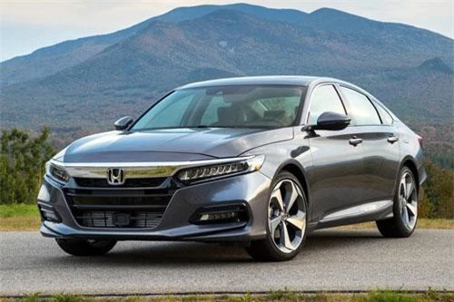 6. Honda Accord (doanh số: 127.339 chiếc).