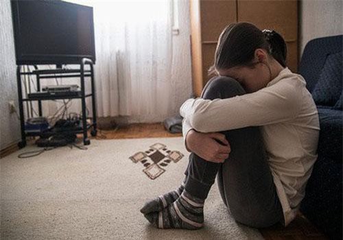 Ngày cưới, tôi bàng hoàng khi thấy một cậu bé 4 tuổi lao đến ôm chặt chân chú rể rồi òa khóc