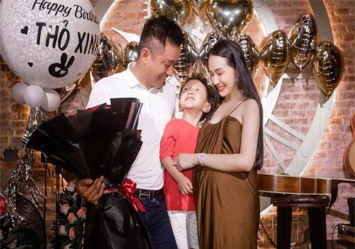 Vợ Tuấn Hưng lộ bụng bầu lớn trong tiệc sinh nhật do ông xã tự tay tổ chức