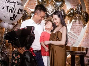 Vợ Tuấn Hưng lộ bụng bầu lớn trong tiệc sinh nhật do ông xã tự tay tổ chức
