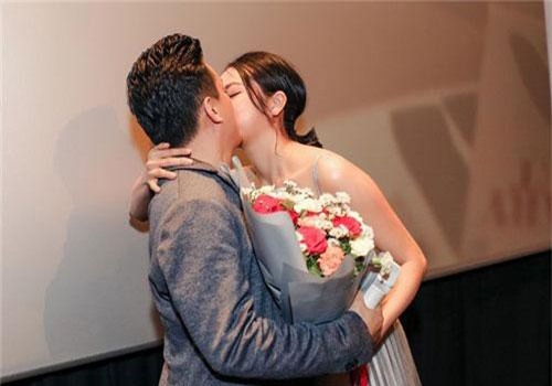 CHUY&#x1EC6;N SHOWBIZ (24/5): &#x110;&#xE0;m Thu Trang di&#x1EC7;n v&#xE1;y c&#x1B0;&#x1EDB;i l&#x1ED9;ng l&#x1EAB;y, Lam Tr&#x1B0;&#x1EDD;ng kh&#xF3;a m&#xF4;i v&#x1EE3; tr&#x1B0;&#x1EDB;c &#x111;&#xE1;m &#x111;&#xF4;ng