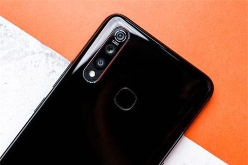 Vivo Z5x: 3 camera sau, cấu hình ‘khủng’, pin 5.000 mAh, giá rẻ bất ngờ