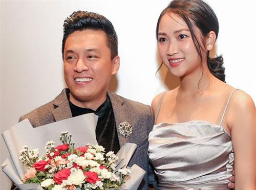 Lam Trường khóa môi vợ trước đám đông, xóa tin đồn hôn nhân rạn nứt