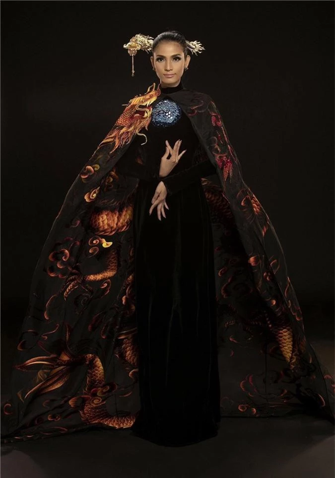 Cận cảnh bộ áo dài giúp Trương Thị May gây ấn tượng sau màn xuất hiện phô phang của Ngọc Trinh tại Cannes 2019 - Ảnh 5.