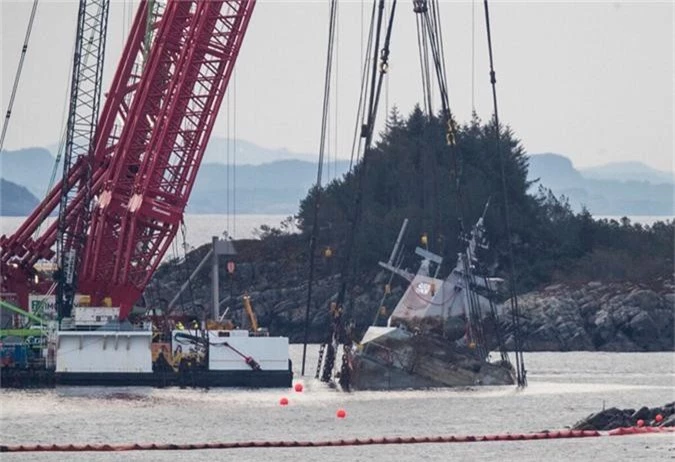 Chet ngat voi so tien Na Uy dinh bo ra sua tau KNM Helge Ingstad-Hinh-7