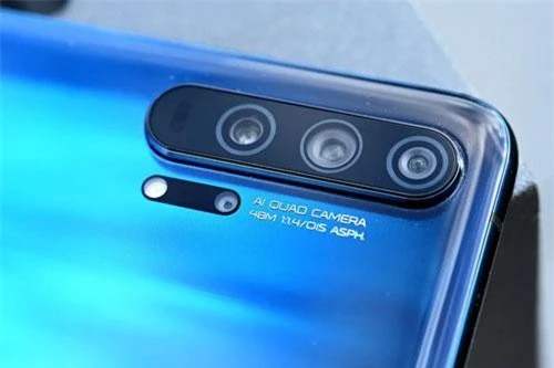 Theo DxOMark, Honor 20 Pro và OnePlus 7 Pro là 2 smartphone sở hữu camera tốt thứ 3 thế giới hiện nay, sau Huawei P30 Pro và Samsung Galaxy S10 5G (cùng được 112 điểm).