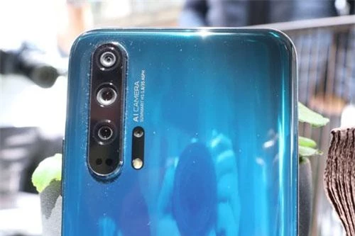 Bốn camera sau của Honor 20 Pro có độ phân giải 48 MP, khẩu độ f/1.4 cho khả năng thu sáng cao hơn 50% so với khẩu độ f/1.8. Cảm biến thứ hai 16 MP, f/2.2 cho ống kính góc rộng 117 độ. Ống kính tele 8 MP, f/2.4 cho khả năng zoom quang học 3x. Ống kính macro 2 MP, f/2.4 giúp chụp ảnh cận cảnh ở cự ly 4 cm. Cảm biến chính và ống kính tele cùng có khả năng lấy nét theo pha, lấy nét bằng laser, chống rung quang học (OIS), chống rung điện từ (EIS). 4 camera này được trang bị đèn flash LED, quay video 4K.