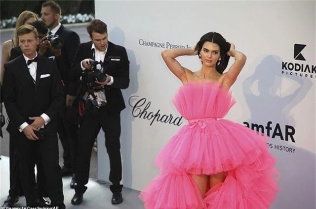 Kendall Jenner đẹp như công chúa với váy hồng - 7