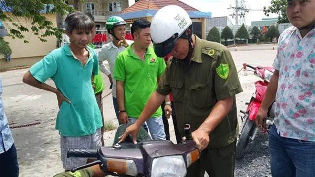 Hai thanh niên ngáo đá tấn công cảnh sát hình sự - 1