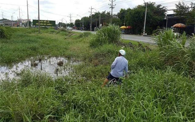 Hai thanh niên ngáo đá tấn công cảnh sát hình sự - 2