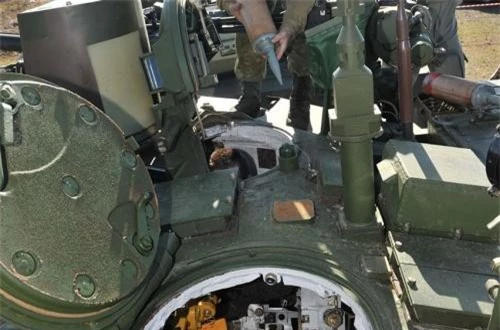 Hệ thống điều khiển hỏa lực trên BM Oplot bao gồm kính ngắm ban ngày pháo thủ, hệ thống trinh sát toàn cảnh trưởng xa PNK-6, kính ngắm hồng ngoại PTT-2 có tầm trinh sát tới 8km và hệ thống máy tính đường đạn LIO-V. Nguồn ảnh: Wikipedia