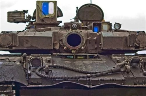 Hệ thống phòng vệ của BM Oplot có thể nói là tương đương T-90A của Nga với 3 lớp giáp gồm: giáp composite hình thành nên xe tăng; giáp phản ứng nổ Duplet gắn ngoài và hệ thống phòng vệ chủ động Zaslon hoặc Varta.