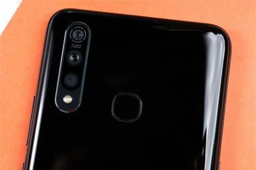 Vivo Z5x được trang bị 3 camera sau. Trong đó, cảm biến chính 16 MP, khẩu độ f/1.8, hỗ trợ lấy nét theo pha. Cảm biến thứ hai 8 MP, f/2.2 cho ống kính góc rộng 120 độ. Cảm biến thứ ba 2 MP, f/2.4 giúp chụp ảnh xóa phông. Bộ ba này được trang bị đèn flash LED, quay video 4K. 