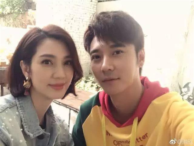 Mỹ nhân "Nguyên Chấn Hiệp" nắm tay chồng đi mua sắm sau scandal ngoại tình