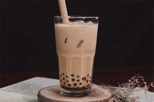 Pha chế trà sữa nướng theo cách này thì ai chả mê!