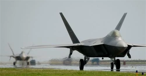 Tiêm kích tàng hình F-22 Raptor của Không lực Hoa Kỳ trong một cuộc tập trận với đồng minh NATO